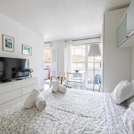 Апартаменты With Balcony & Pool -heart Of