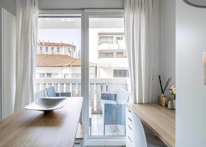 With Balcony & Pool -heart Of Apartmán *